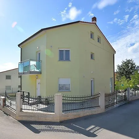 Deluxe Posesi Apartment